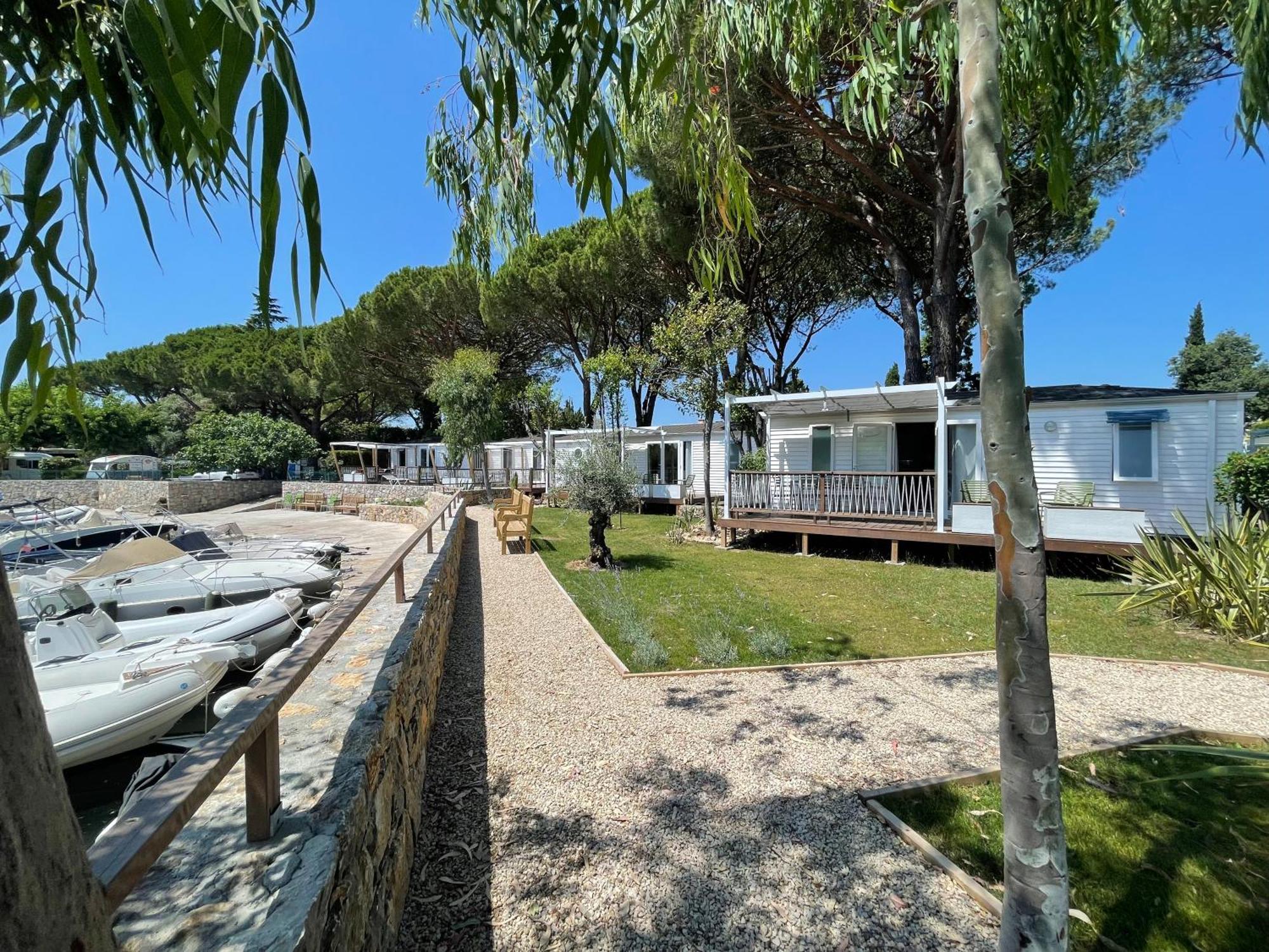 Отель Camping Les Cigales Мандельё-ла-Напуль Экстерьер фото
